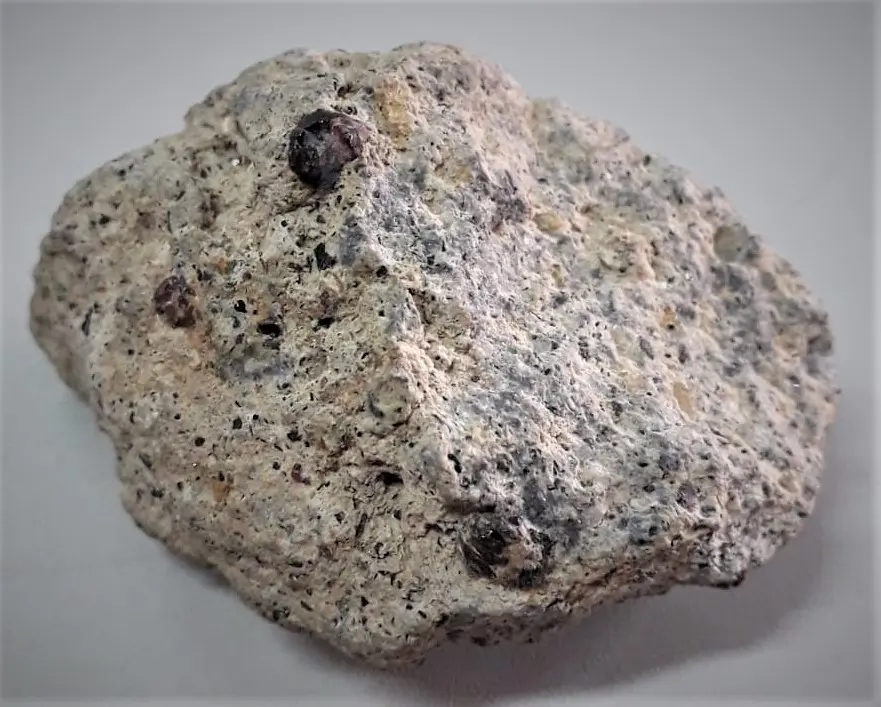 Dacita: roca volcánica clara, a veces con cuarzo