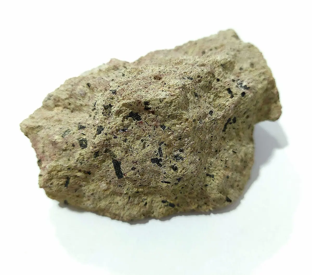 Andesita: roca gris intermedia con textura compacta o porfídica