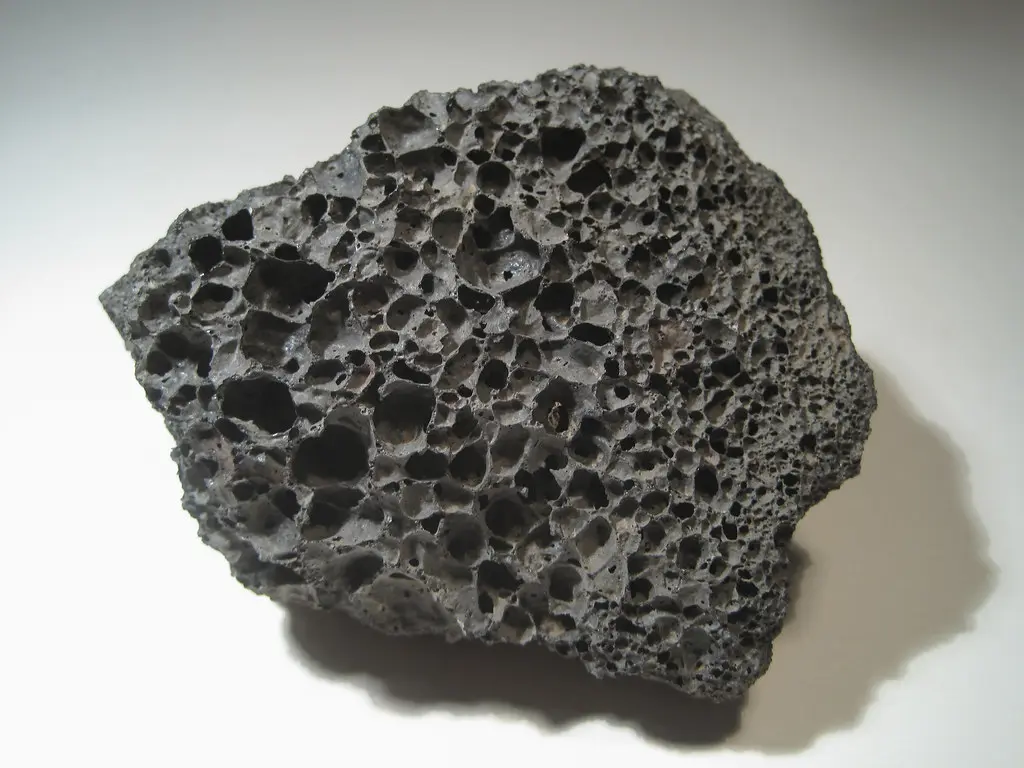 Basalto: roca volcánica oscura y compacta