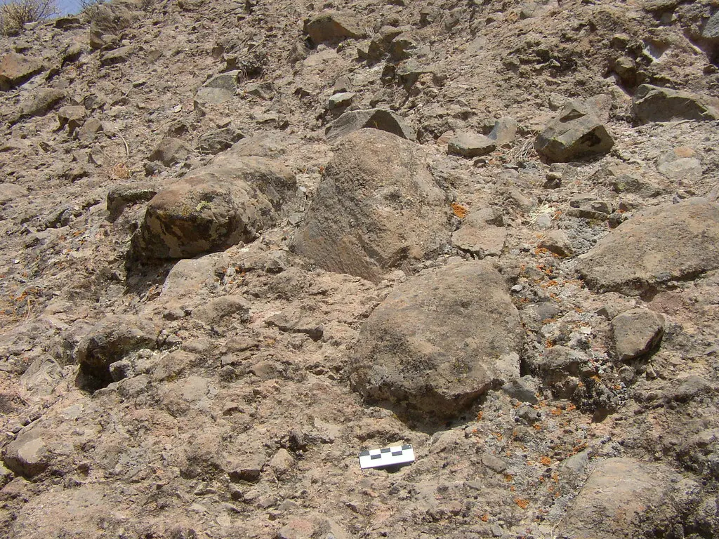 Brechas volcánicas: fragmentos angulosos unidos por una matriz fina