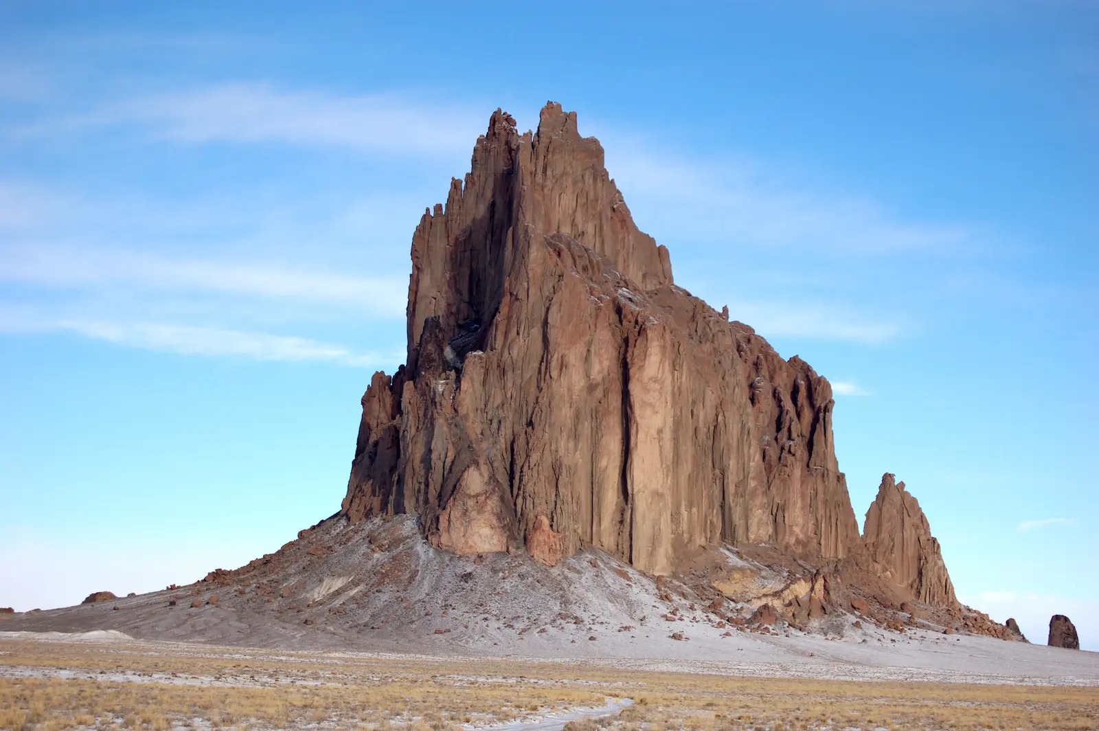 Shiprock, Nuevo México: cuello volcánico expuesto por la erosión