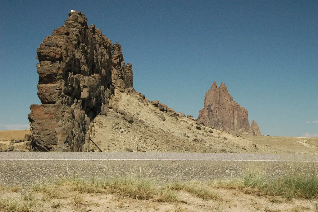 ejemplo de dike volcánico