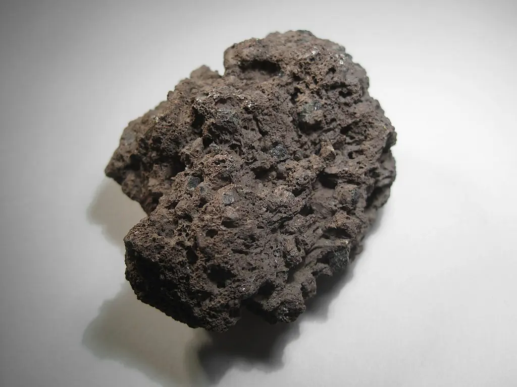 Escoria volcánica: porosa, oscura y más densa que la pumita