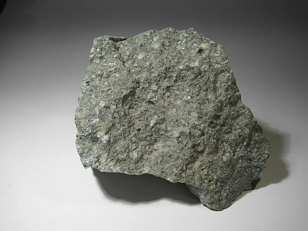 Fonolita: compacta, gris verdosa y laminada