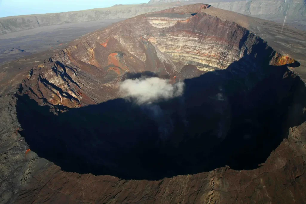imagen del crater de un volcán desde el aire