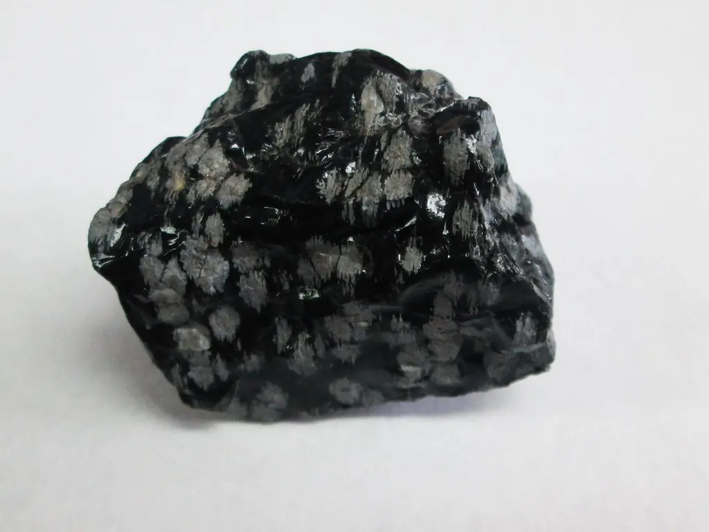 Obsidiana: vidrio volcánico negro y brillante