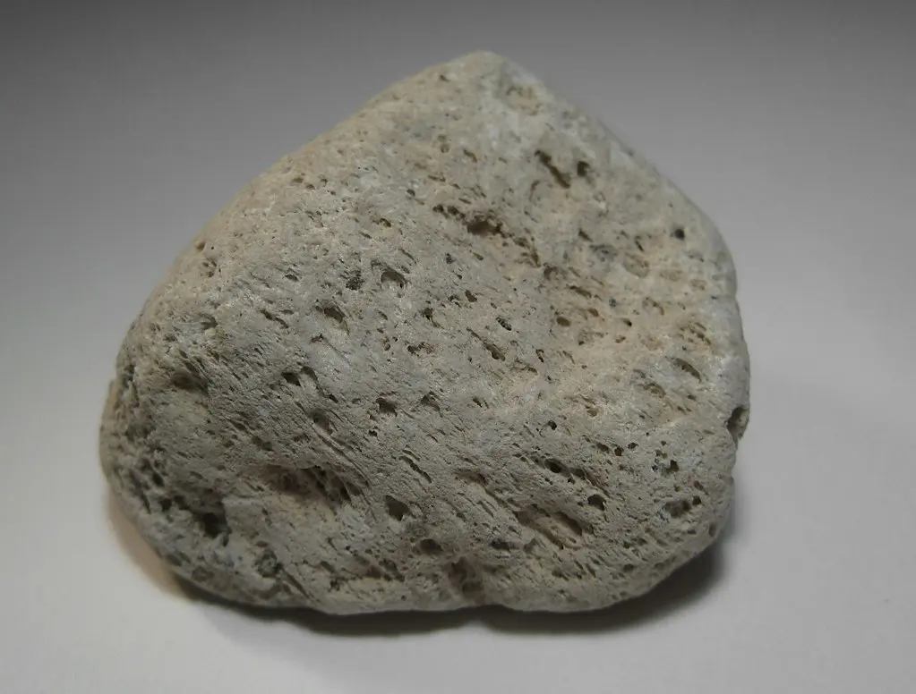 Pumita o piedra pómez: muy porosa y ligera, puede flotar