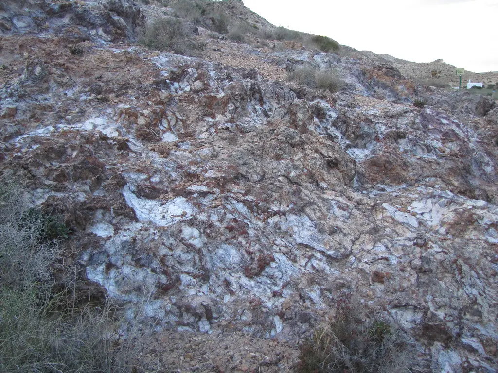 Tobas volcánicas: roca ligera formada por cenizas y lapilli consolidados