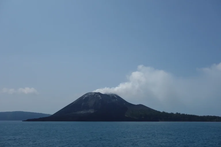 volcán anak krakatau