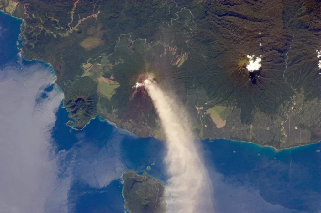 volcán ulawun en erupción
